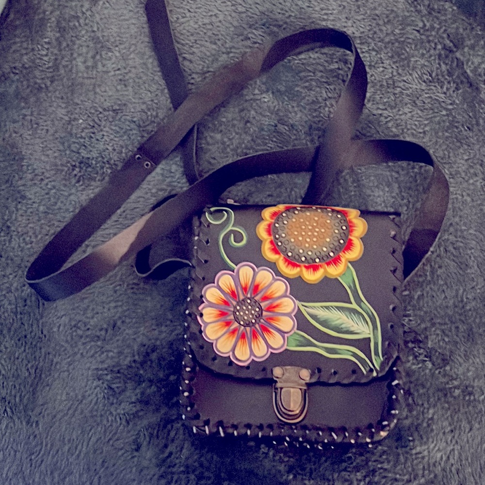 Nice artesanal purse faux leather great for going out very spacious..
